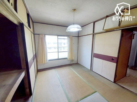 寝室 明るい主寝室。明るい陽射しが差しこむ主寝室で気持ち良く目覚める毎日を味わってみてはいかがでしょうか。