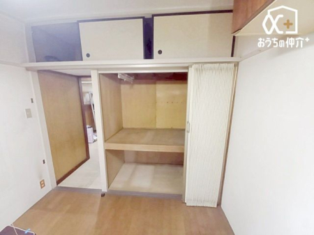子供部屋 子ども部屋には大容量のクローゼットが付いているため、お子様の勉強道具・衣類・寝具等も便利に収納可能です。