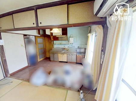 リビング 大きな窓からたっぷり陽光が差し込む明るいダイニングです。開放感あふれる空間です。