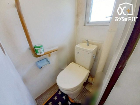 トイレ 小窓のある温水洗浄便座付トイレです。