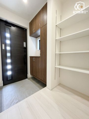 周辺環境 セブンイレブン所沢荒幡店 徒歩2分。24時間営業なので、急なお買い物にも便利です。飲食物や軽い日用品を販売しております。駐車場；有 100m