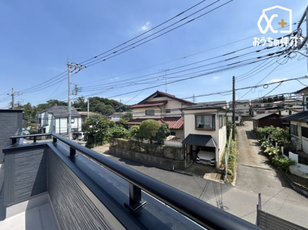 周辺環境  所沢市立荒幡小学校 徒歩6分。閑静な住宅街の中にある校庭の広い小学校 420m