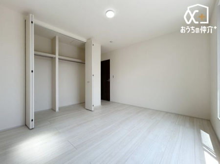 周辺環境 セブンイレブン所沢荒幡店 徒歩2分。24時間営業なので、急なお買い物にも便利です。飲食物や軽い日用品を販売しております。駐車場；有 100m