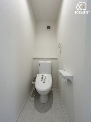 トイレ 清潔感のある2階トイレです。もちろんウォシュレット機能付き