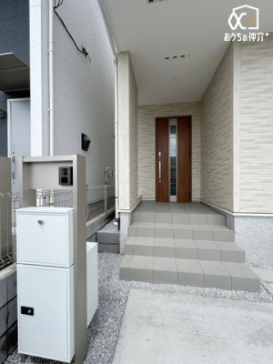 玄関 宅配ボックス完備！外から見た玄関の様子