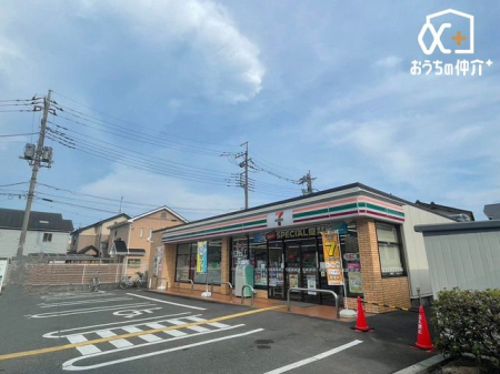 周辺環境 セブンイレブン　上安松店 徒歩16分。24時間営業なので、急なお買い物にも便利です。飲食物や軽い日用品を販売しております。駐車場有 1250m