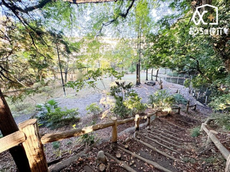 周辺環境 秋津公園 徒歩12分。園内には、鉄棒、スプリング遊具などの遊具がある他、小さな湧水池があり、いつ訪れてもほっとできる穏やかな空気が流れている。 940m