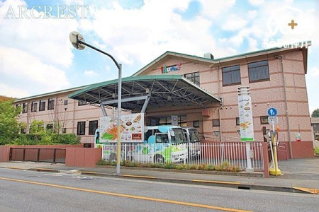 周辺環境 いづみ幼稚園 徒歩9分。開所時間：7:30-18:30 体育に力を入れており、レスリング大会などがあります。 通園バスあり 680m