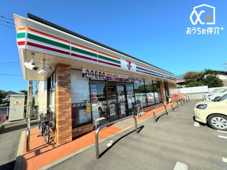 周辺環境 セブンイレブン所沢荒幡店 徒歩14分。24時間営業なので、急なお買い物にも便利です。飲食物や軽い日用品を販売しております。駐車場；有 1080m