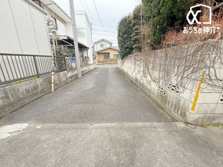 現地土地写真 車通りの少ない落ち着いた住環境です。