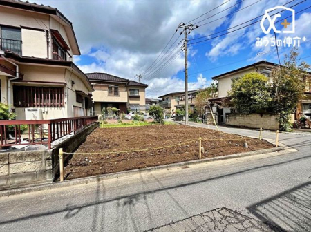 現地外観写真 車通りの少ない落ち着いた環境。お車の出し入れも落ち着いてできる、ゆったりとした環境です。現地にて是非環境をお確かめください。
