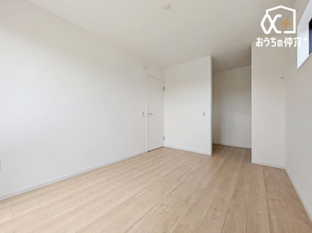 寝室 収納力のあるウォークインクローゼット付き洋室。すっきり片付く寝室で快適な生活を。