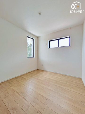 子供部屋 5.2帖の子供部屋におすすめな洋室。子どもの成長を優しく見守る快適な空間。毎日がワクワクする、お子様自身のスペースとしていかがでしょうか。