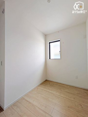 その他内観 3.5帖の洋室。コンパクトながらも必要なものを効率よく配置でき、読書や作業に集中できる環境が作れます。テレワークスペースとしてもおすすめです。
