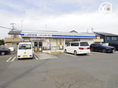 周辺環境 ローソン・スリーエフ　所沢中富南店 徒歩9分。24時間営業なので、急なお買い物にも便利です。飲食物や軽い日用品を販売しております。駐車場；有 680m
