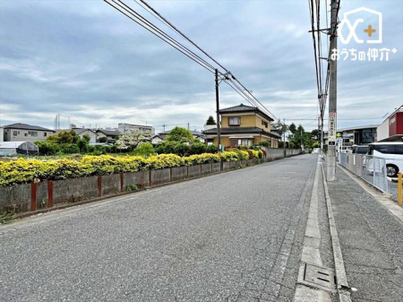 現地外観写真 前面道路は北側6ｍ公道に面しており、道幅が広いので北側道路でも陽当たり通風良好です。目の前にはウェルパークといなげやがあり日常のお買い物に便利。