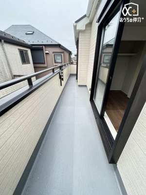 バルコニー 2部屋から出入り可能な広々としたバルコニ