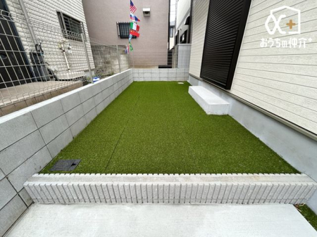 その他 人工芝を敷き詰められているお庭