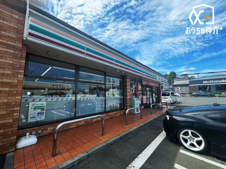 周辺環境 セブンイレブン 所沢下山口店 徒歩10分。24時間営業なので、急なお買い物にも便利です。飲食物や軽い日用品を販売しております。駐車場；有 750m