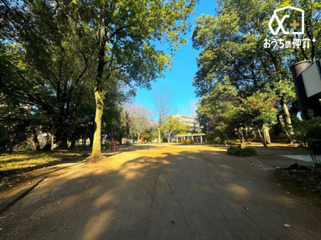 周辺環境 椿峰中央公園 徒歩14分。閑静な道並みの中にある広い公園。緑も豊かで落ち着く環境です。 1080m