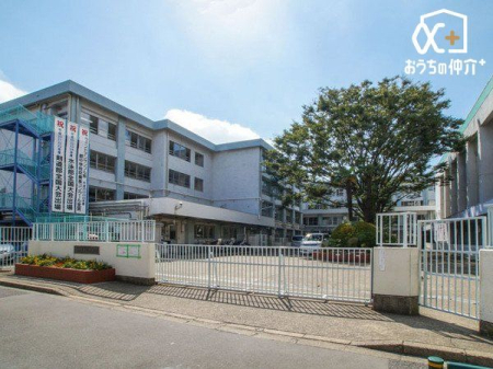 周辺環境 練馬区立関中学校 徒歩7分。昭和50年開校。生徒数213人(令和5年4月時点) 校内には校章にもある、立派な欅の木があります。 550m