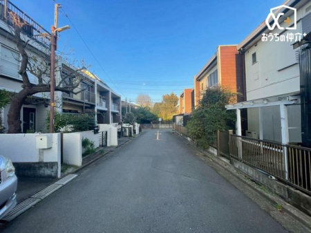 現地外観写真 車通りの少ない前面道路