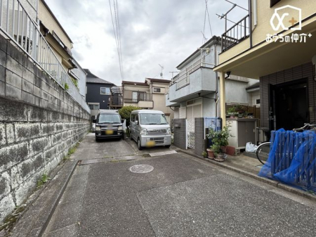 現地外観写真 南東側接道の様子