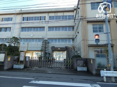 周辺環境 川越市立寺尾小学校 徒歩9分。 720m