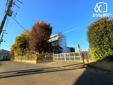 周辺環境 所沢市立狭山ケ丘中学校 徒歩16分。西武池袋線「狭山ヶ丘駅」近くの広々とした敷地がある中学校でございます。周辺からの評判も良いです！ 1230m