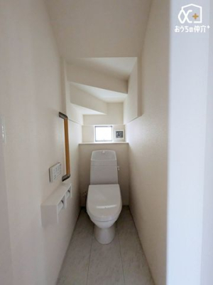 トイレ シンプルな内装のスッキリとしたトイレです。お手入れやお掃除が、簡単にできるシンプルなデザインのトイレです。