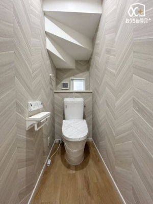 トイレ 小窓のある温水洗浄便座付トイレです。