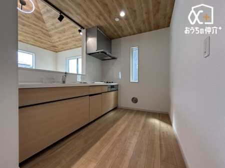 キッチン ～Kitchen～ 機能美とデザイン性を兼ね備えた使い勝手のよいシステムキッチン、リビングとの一体感も考慮され、美しい空間が実現します。