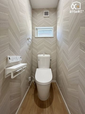 トイレ 小窓のある2階の温水洗浄便座付トイレです。