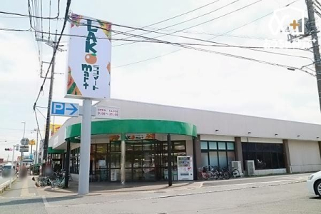 周辺環境 ラコマート上安松店 徒歩13分。9～21時まで営業しております。 近隣住民の方々でいつも賑わっております。 980m