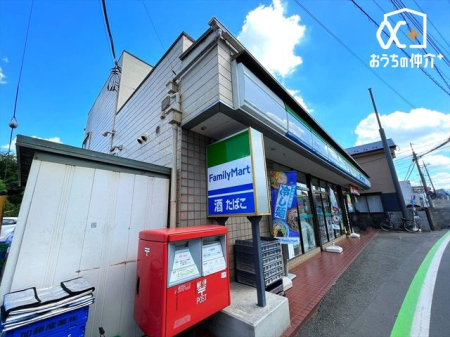 周辺環境 ファミリーマート松戸橋店 徒歩6分。24時間営業なので、急なお買い物にも便利です。飲食物や軽い日用品を販売しております。駐車場有 480m