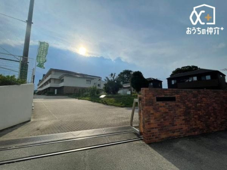 周辺環境 所沢市立松井小学校 徒歩11分。武蔵野線「東所沢駅」が最寄りの小学校でございます。ご近所の評判も良いです！ 820m