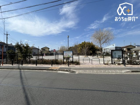 周辺環境 松戸橋公園 徒歩8分。秋津駅と新秋津駅の近くにあり、ブランコや滑り台、鉄棒などの遊具がある公園です 570m