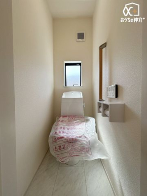 トイレ 小窓のある温水洗浄便座付トイレです。
