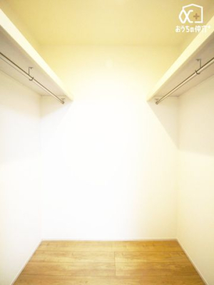 周辺環境 ウェルパーク新座石神店 徒歩5分。営業時間：午前9時30分～午後11時 駐車場：有 390m