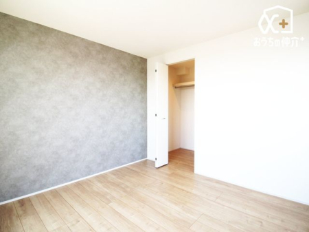 周辺環境 業務スーパー新座石神店 徒歩11分。営業時間：午前9時～午後7時30分、駐車場：有 870m