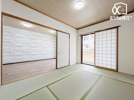 その他内観 リラックス効果のある「和室」にはたくさんのメリットが！横になってくつろいだり、洗濯物を畳んだり、来客があってもお布団を敷けば客間として使え、幅広い用途で使えるので重宝しそうですね。