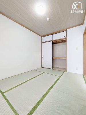 その他内観 伝統的な畳の風合いが魅力の和室は、寛ぎの場として適しています。柔らかな自然光が差し込み、居心地の良さを演出します。