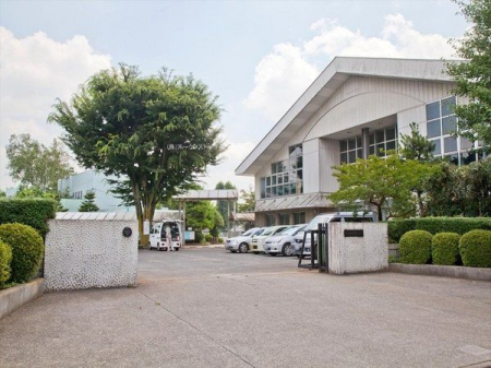 周辺環境 所沢市立明峰小学校 徒歩11分。西武新宿線「航空公園駅」が最寄りの小学校でございます。ご近所の評判も良いです！ 810m