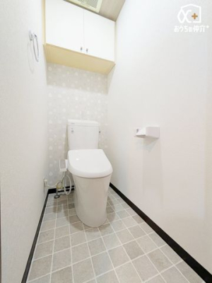 トイレ 吊戸棚は空間を有効活用できます。トイレットペーパーや掃除用具を収納でき、見た目もすっきり。