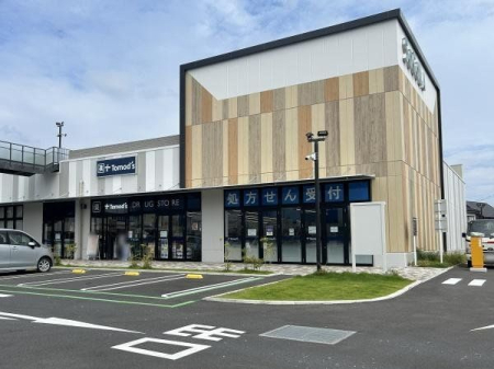 周辺環境 トモズ ソコラ所沢店 徒歩12分。【営業時間】9:00～21:30 890m
