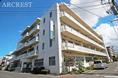 周辺環境 医療法人昭仁会北野病院 徒歩11分。各種健康診断や人間ドック、内科・消化器科の外来診療に加え、高齢者診療にも強い病院です。 830m