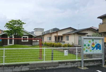 周辺環境 みどりの丘の保育園 徒歩10分。【教育理念】 明るくのびのびした子ども 元気でねばり強い子ども 心豊かなやさしい子ども よく考える子ども 740m