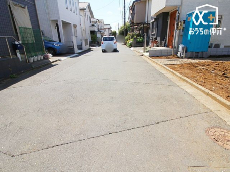 現地外観写真 前面道路は広々約6.0ｍ！車の出し入れもゆっくりすることが出来ます！