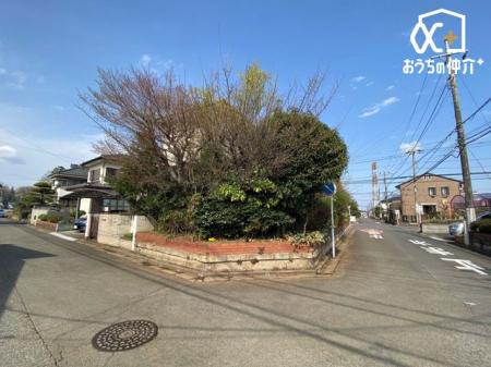 現地土地写真 車通りの少ない落ち着いた環境。お車の出し入れも落ち着いてできる、ゆったりとした環境です。現地にて是非環境をお確かめください。