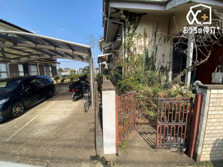 現地土地写真 周囲に高い建物もなく開放的な立地です。